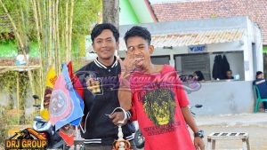 Dua juara latber rutin DRJ Group di Klayatan, Sukun, Kota Malang, bersama piala dan bendera kelompok