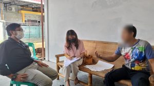 Petugas pajak berbincang dengan wajib pajak saat pemeriksaan lapangan permohonan penghapusan NPWP