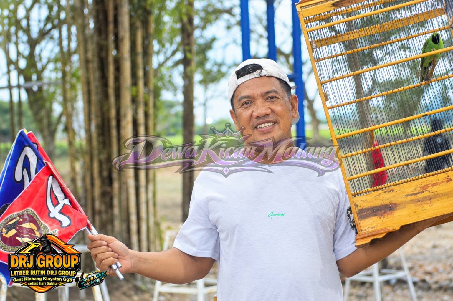 Piala dan sangkar burung pada latber rutin DRJ Group