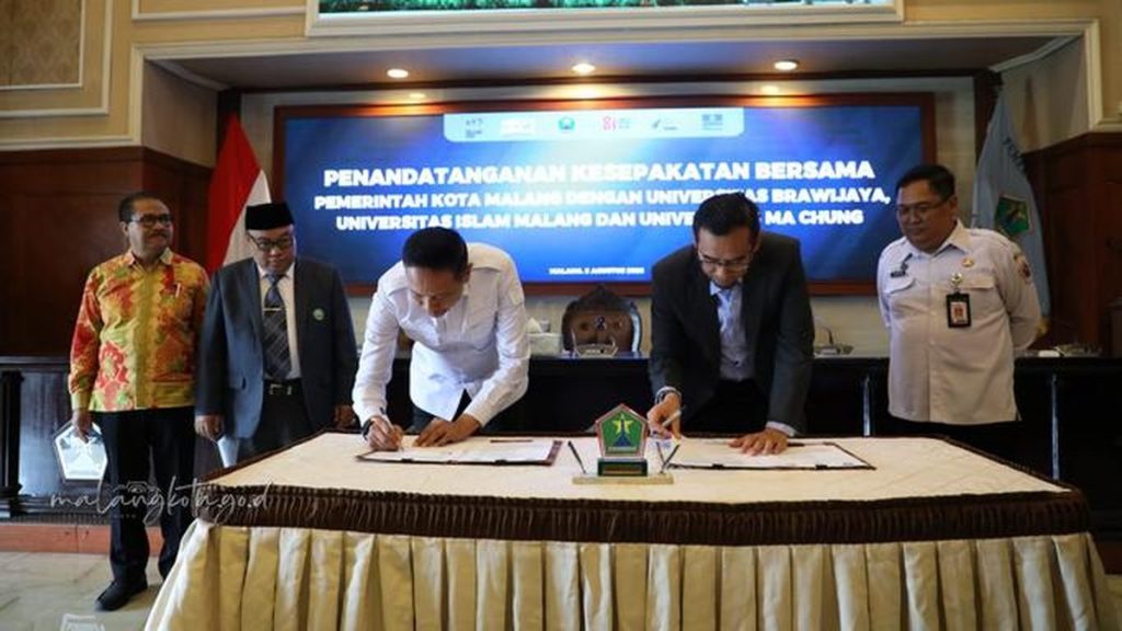 Wali Kota Malang Wahyu Hidayat menandatangani kesepakatan bersama dengan Universitas Brawijaya, Unisma, dan Universitas Ma Chung di Balai Kota Malang