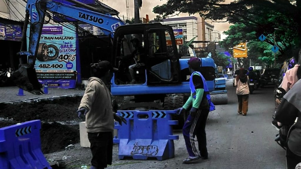 Pekerjaan paving dan drainase Kota Malang